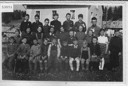Schulklasse vor dem Schulhaus