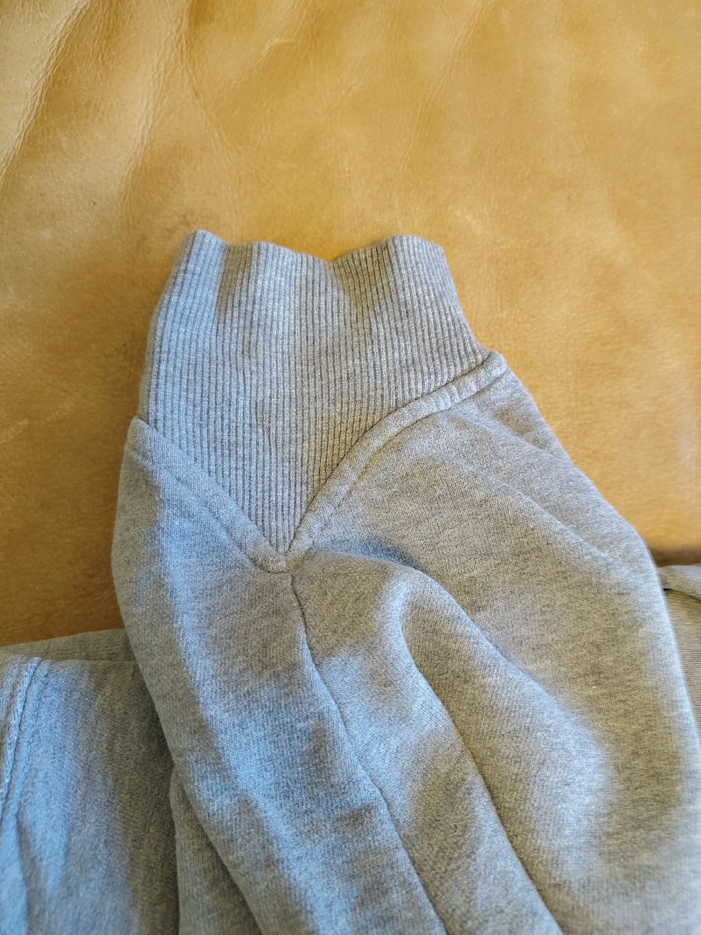 Maglioni & Felpe: Grauer Pullover Grösse M mit Tasche guter Zustand – Usato da Zürich venduto da s_a11 4