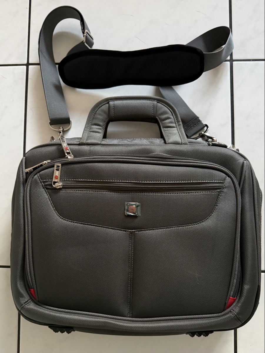 Valises & Sacs: Laptoptasche  grau  , nie gebraucht .  – Neuf (Voir description) à Biel/Bienne par Katja01112
