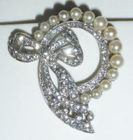 Schöner Art-Deco-Clip mit Strass und 'Perlen'