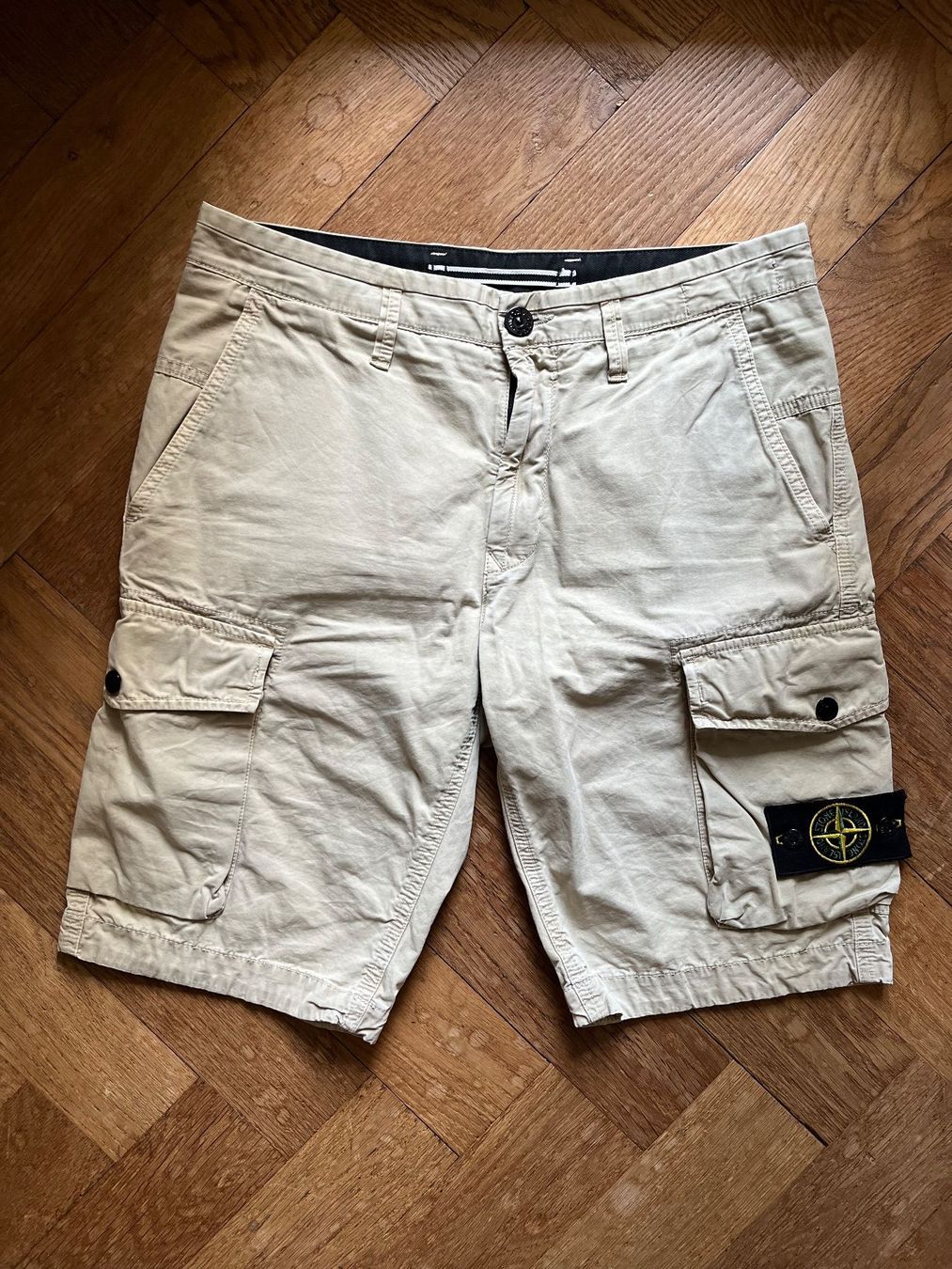 Stone Island Pantaloni: STONE ISLAND short cargo – Usato da LAUSANNE venduto da PUMPERNICKEL3