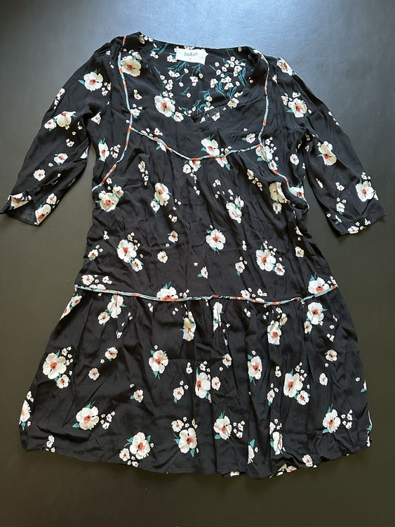 Forever New - Robe courte à fleurs avec découpe à la taille - Jaune | ASOS