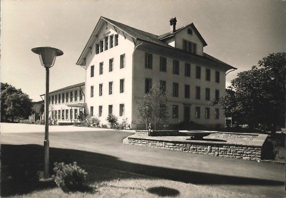 Ansichtskarten: Brittnau AG Schulhaus mit Vorplatz , 1956 – Gebraucht aus Solothurn von Bepposol