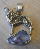 Opal Anhänger in Silber mit Wolf / Handgemacht