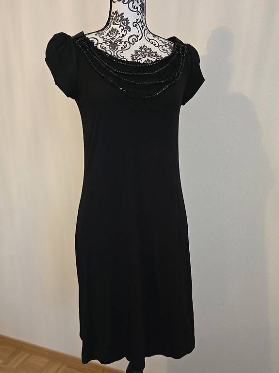 Kleider: Robe Sinequanone avec perles brodées – Gebraucht aus Genève von cec_d6pg