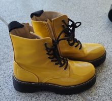 Gelbe Lack-Schnürboots Grösse 38 – kaum getragen