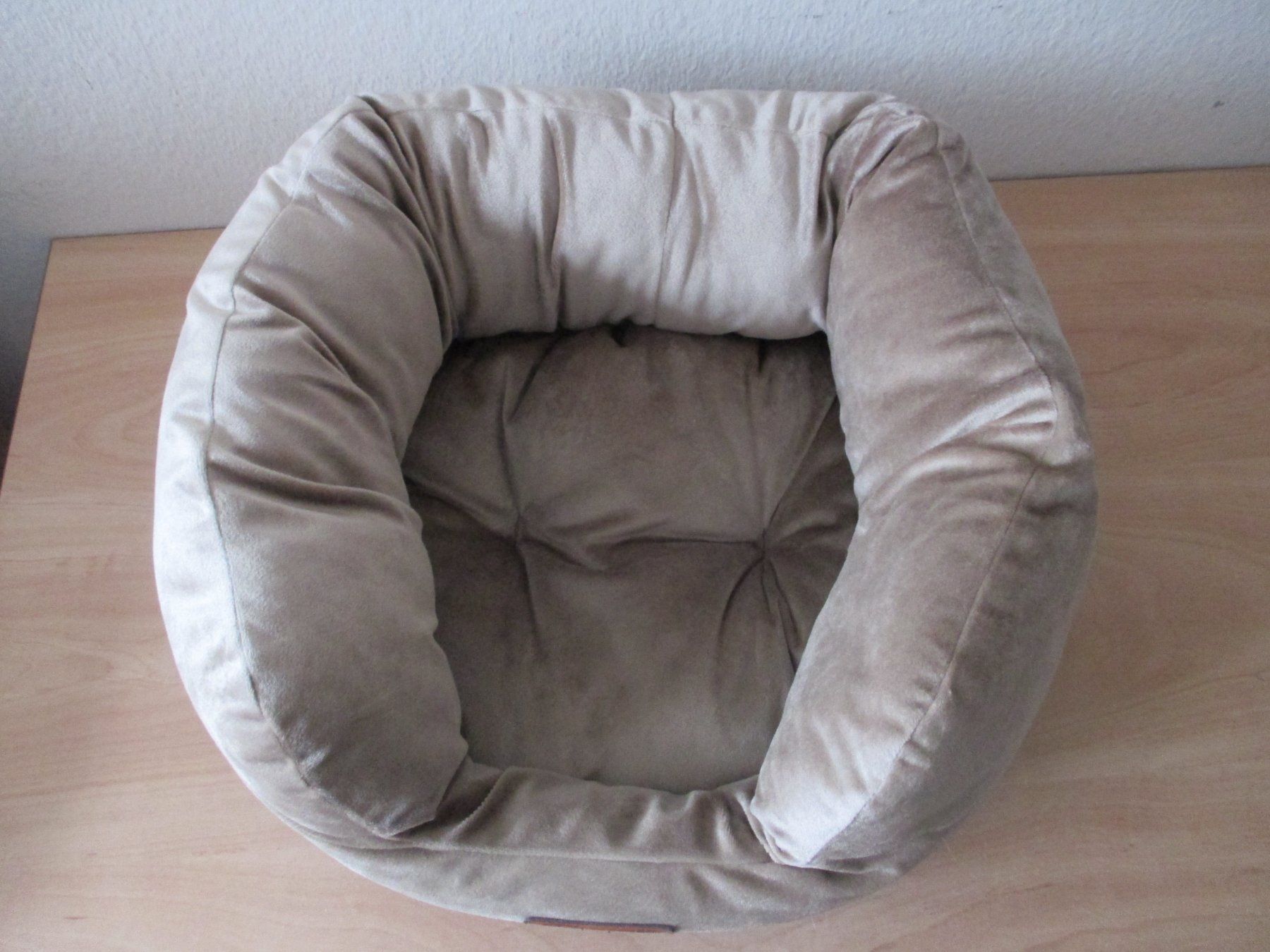 Cucce & Letti: Hunde Kuschelbett ca 40x40cm Neu – Nuovo (secondo la descrizione) da Winterthur venduto da katzen07 1