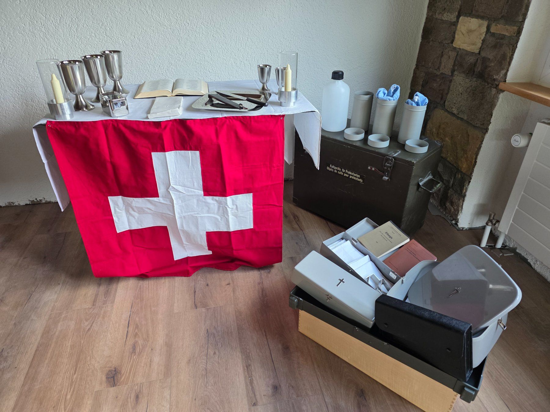 Schweizer Armee Uniformen: CH Armee Uniform Priester / Armeeseelsorger mit Feldaltar – Gebraucht aus Obermumpf von oiskypoisky 6
