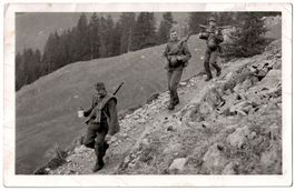 Soldaten auf Marsch im Gebirge, Fotokarte um 1945