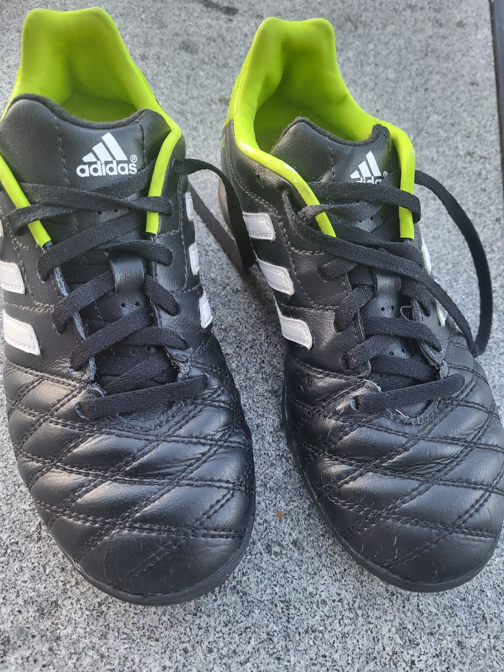 Adidas Schuhe für Jungen: Adidas Turnschuhe, Grösse 34 – Gebraucht aus Tann von Autocharlie86