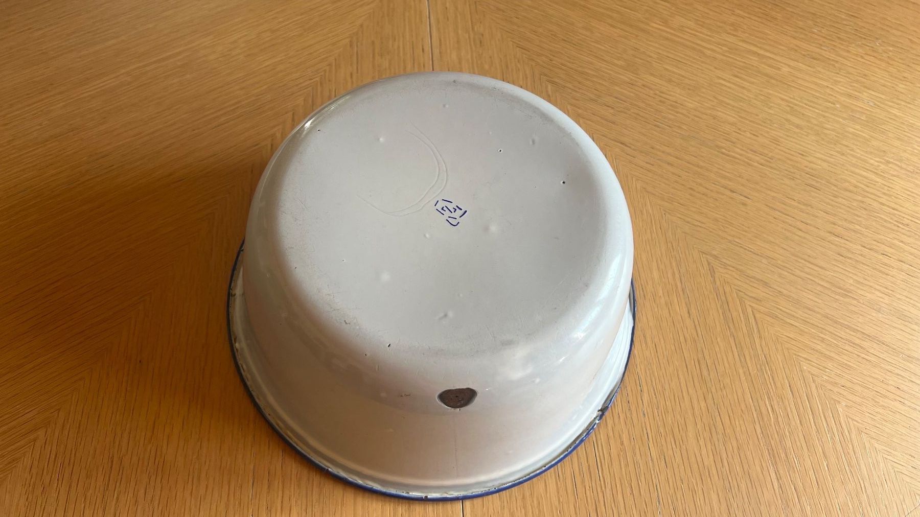 Ciotole: Antike Emaille Schüssel 26 cm – Usato da Schübelbach venduto da Dolly990_2 1