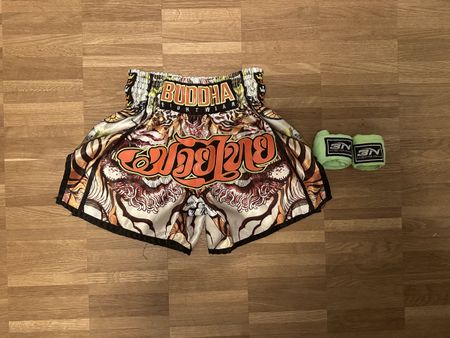 Muay Thai Shorts BUDDHA – dunkel – sehr guter Zustand