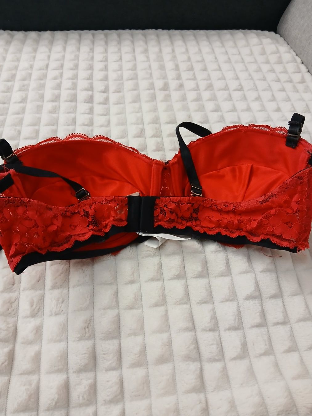 Altra biancheria intima: Roter Spitzen-BH Grösse 85C-Push-up – Usato da Glattbrugg venduto da fin_66d8 2
