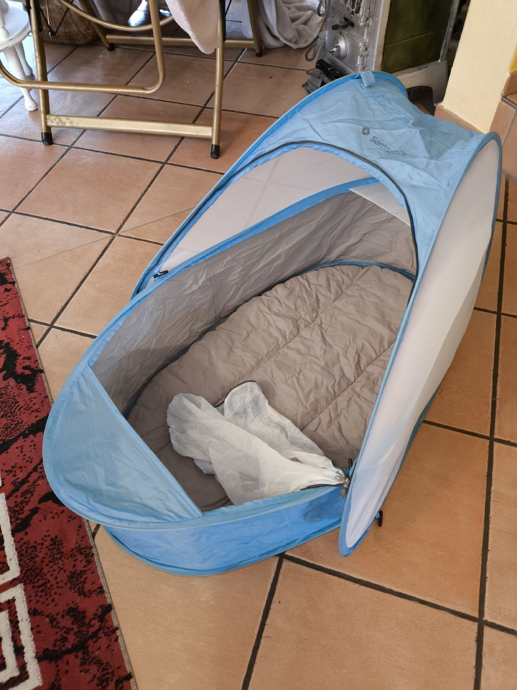 Betten: Samsonite Pop Up Baby reisebett – Gebraucht aus Meinisberg von Destiny1972