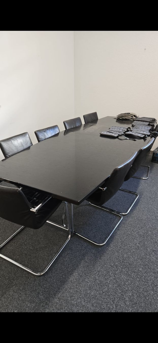 Tische: Konferenztisch mit 8 schwarzen Stühlen – Gebraucht aus Eyholz von tat_c9vh
