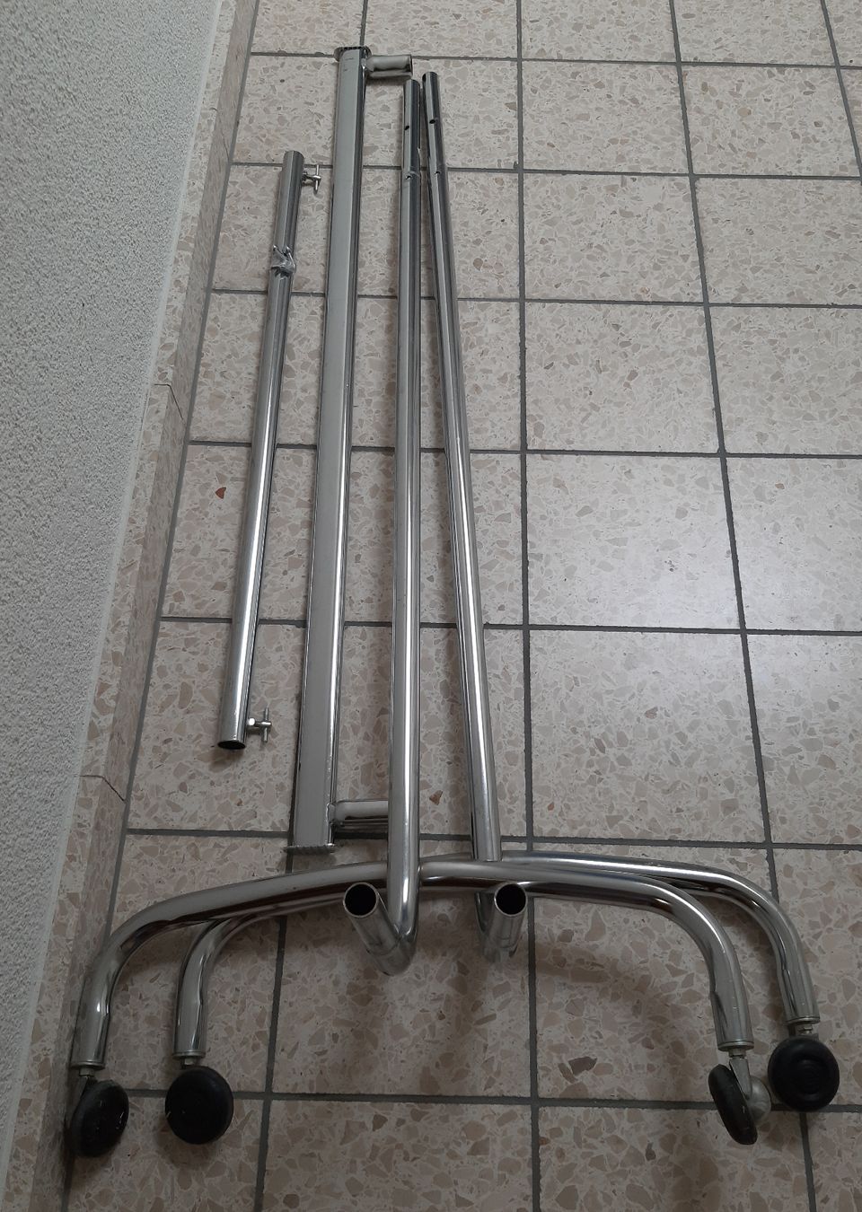 Altro in Decorazioni & Accessori: Kleiderständer Chrom mit Rollen, stabil und klappbar. – Usato da Hochdorf venduto da Amazone0 2