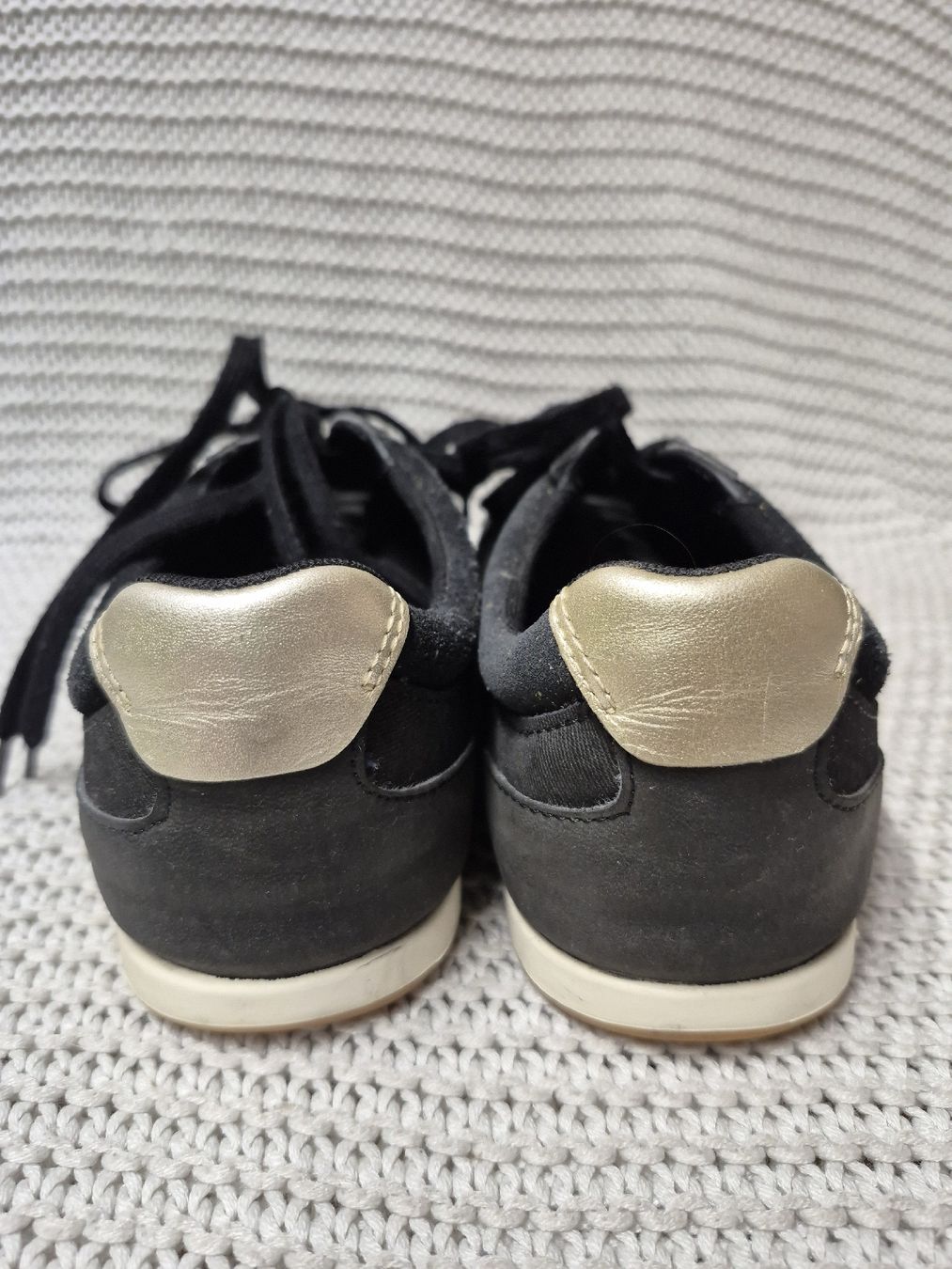 Lacoste Scarpe da donna: Lacoste Sneaker Gr.39, schwarz gold – Usato da Merligen venduto da muss_haben 5