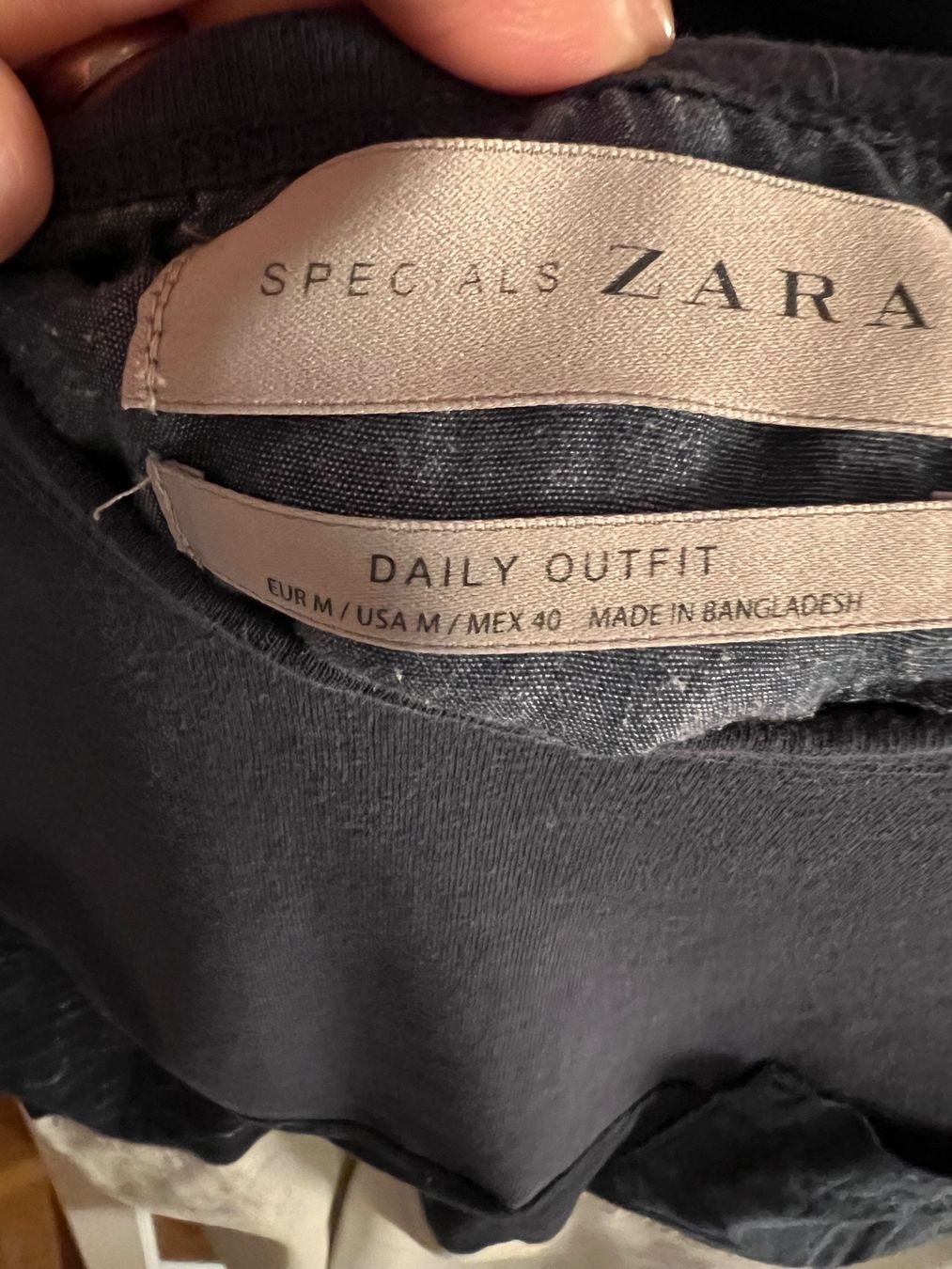 Zara T-shirt: T-shirt Zara – Usato da Savagnier venduto da Pivovar2 1
