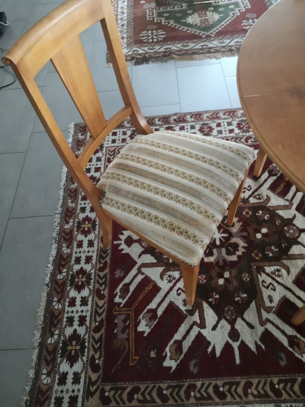 Set di tavolo e panche: table ronde  120cm avec rallonge 5 chaises – Usato da Boudry venduto da Philippe5161 2