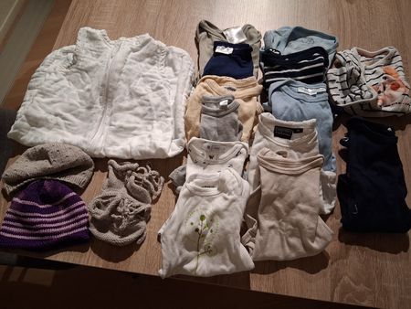 Babykleidungs-Set: Bodys, Schlafsack, Mützen