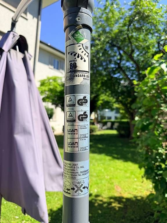 Sonnenschirme: Grosser Sonnenschirm, taupe/graubeige – Gebraucht aus Schlieren von mikestaal 2
