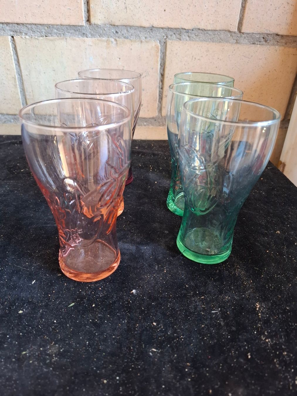 Coca-Cola Verres: Bunte Coca Cola Glaser 6 Stck. mit Reliefmuster gebraucht – D'occasion à Schönholzerswilen par clyde123