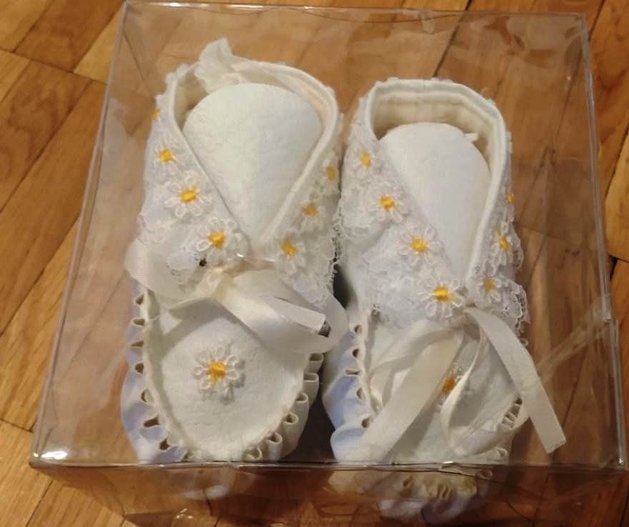 Scarpe per ragazzi: Babyschuhe, weiss mit Blümchen bestickt – Nuovo e nell'imballaggio originale da Zürich venduto da 1980ale 5