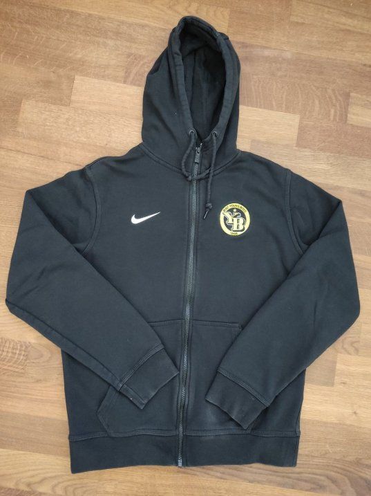 Nike Jacken: Young Boys Kapuzenjacke Gr M – Gebraucht aus Hemberg von kun_5pyb 4