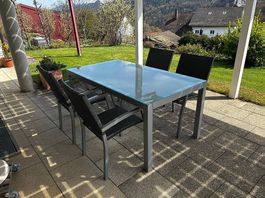 Schöner Gartentisch mit 4 Stühlen aus Alu + 2 Gratis dazu