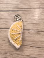 Porte-clés en forme de quartier de citron au crochet 