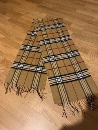 Schöner klassischer Burberry Schal