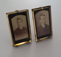 Zwei antike Fotorahmen mit Portraitbilder, facettiertem Glas