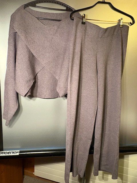 Lotti di vestiti: Kuscheliges Strick-Set, Hose und Pullover - plus 1x Hose – Nuovo (secondo la descrizione) da Kriegstetten venduto da Dorothy66 1