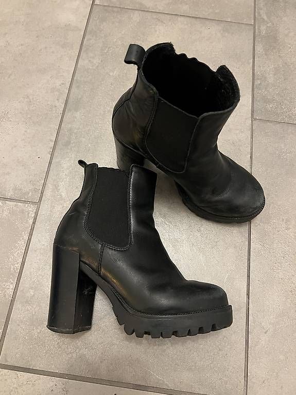 Scarpe da donna: LEDER STIEFELETTEN MIT ABSATZ – Usato da Zürich venduto da bekkabra