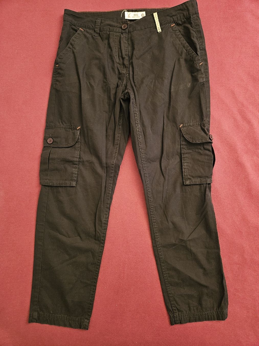 Pantaloni: 2 chf !! Black Cargo Pants, Size 30. – Usato da Basel venduto da yat_r699
