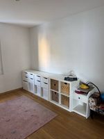 Étagères IKEA, table de nuit? Table ronde