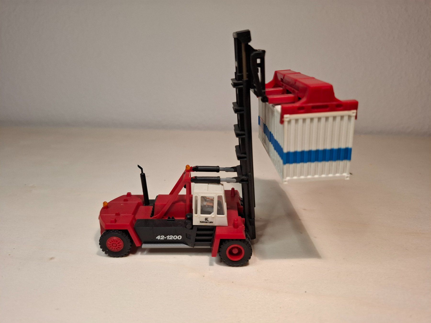 Kibri Modellini di ferrovie: Kibri H0 Reach-Stacker mit DB-Container – Usato da Brütten venduto da tiger3985 1