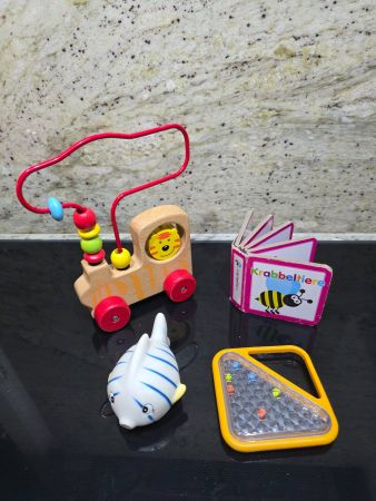 4-teiliges Babyspielzeug-Set: Motorikschleife & Rassel