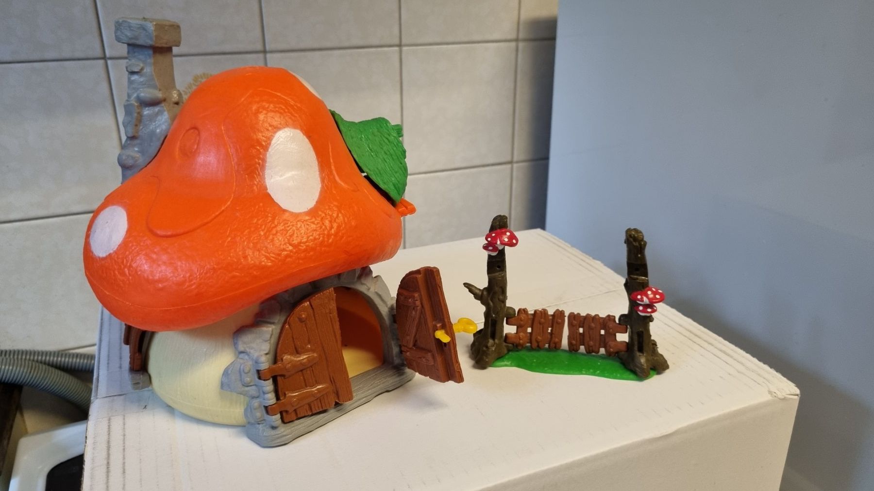 Maisons pour enfant: Grande maison des Stroumpfs – D'occasion à La Chaux-de-Fonds par mikilo1