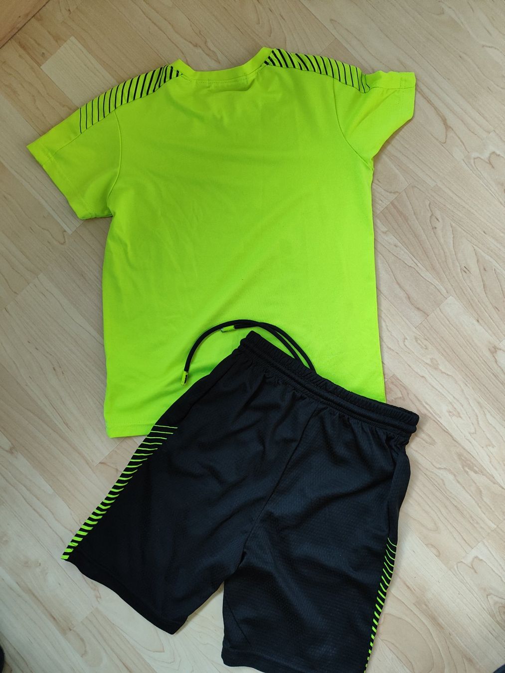 Scarpe, pantaloni & magliette da ginnastica: Turnset, Tricot gelb Gr. 128 – Usato da Seon venduto da Mandes1 1