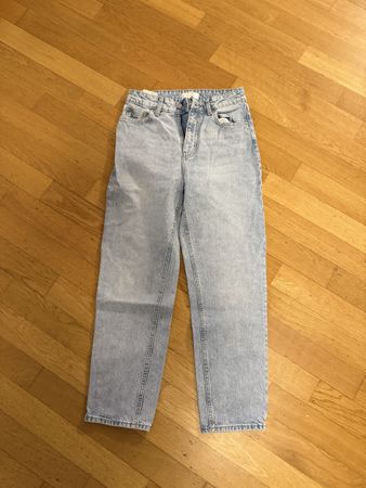 NEU Set Mom Fit Jeans mit Details 2 Paar Grösse 34