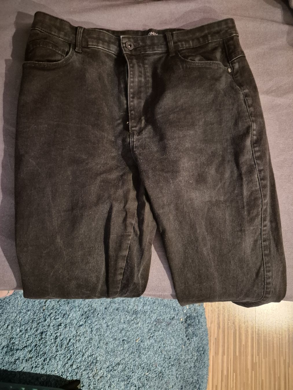 Only Jeans: schwarze hose – Usato da frutigen venduto da binchen2