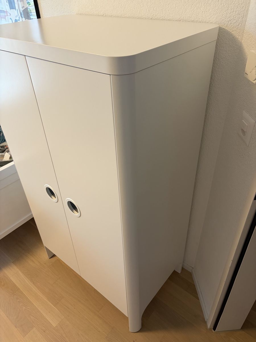 Armadi: Ikea Busunge Kinderkleiderschrank – Usato da Greifensee venduto da daniel1982 2