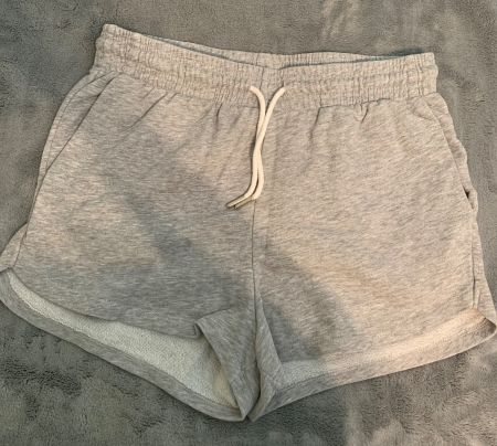 Gemütliche Sweatshorts von Lefties, Grösse M, hellgrau.