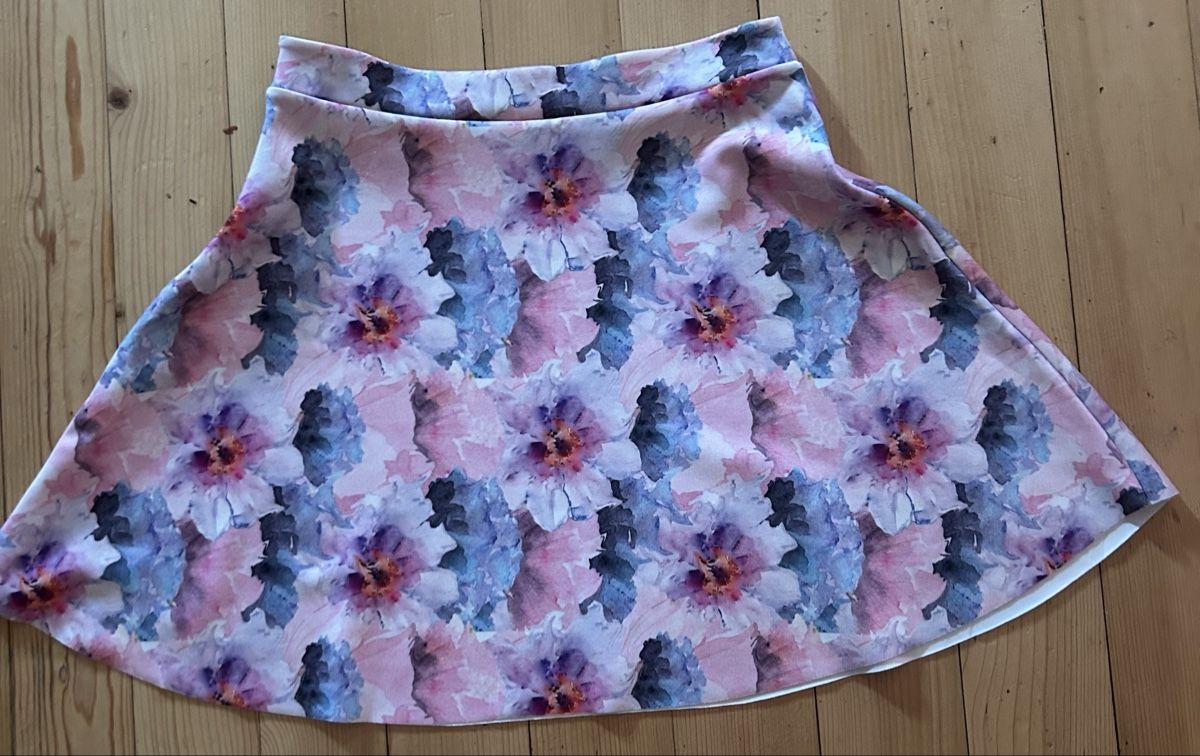 Gonne: Jupe fleurie taille M – Usato da St-Prex venduto da mar_f6t6 2