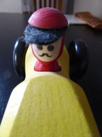 Voiture de course rétro en bois jaune + personnage bon état