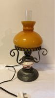 Vintage Lampe mit gelbem Glasschirm und Keramikfuss