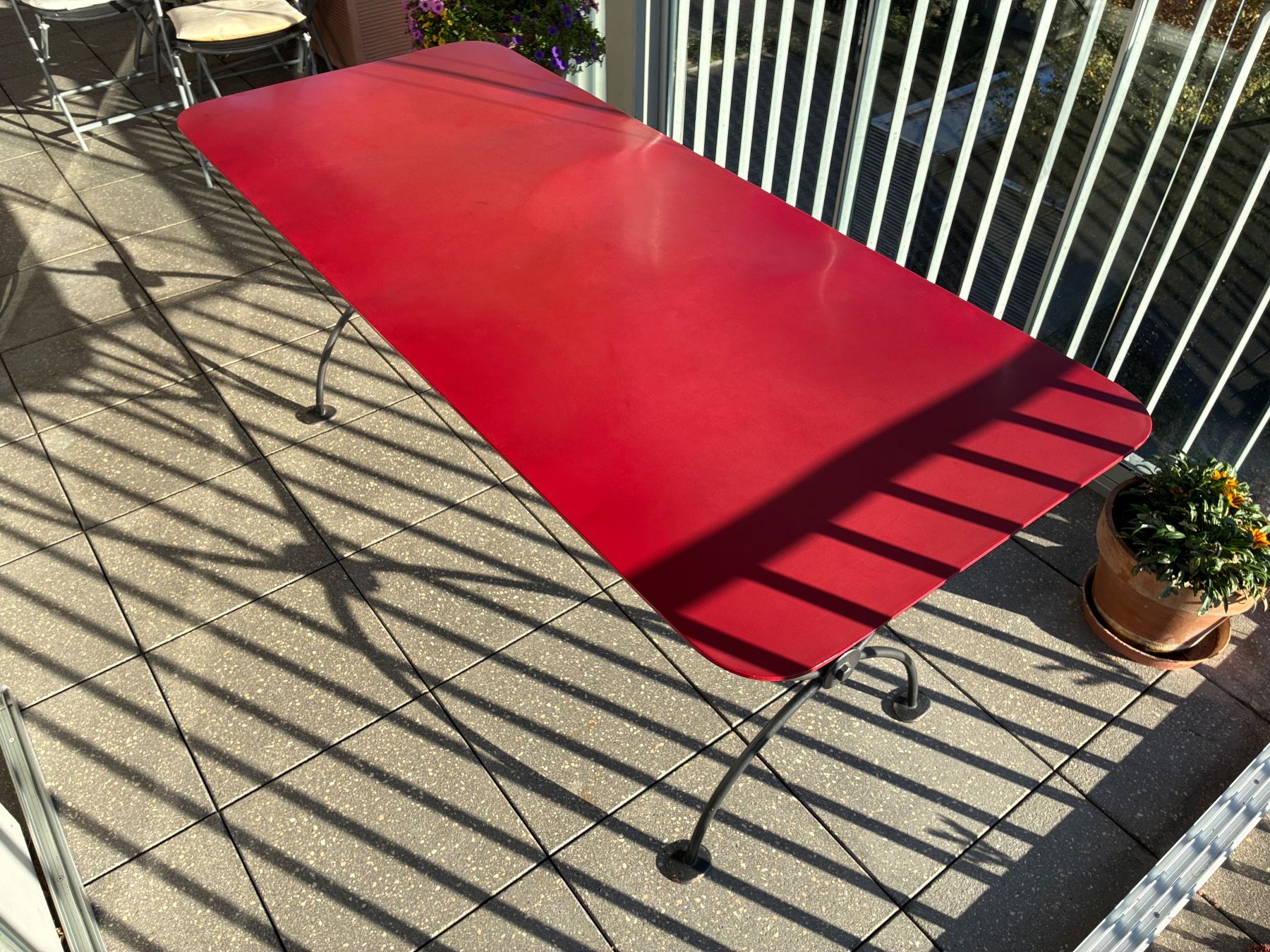 Tavoli: Metall-Gartentisch rot antik – Usato da Rapperswil SG venduto da raguletto87