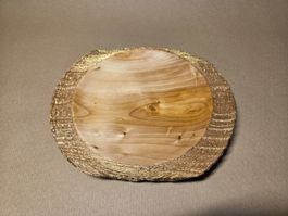 Handgefertigte Holzschale mit strukturiertem Goldrand