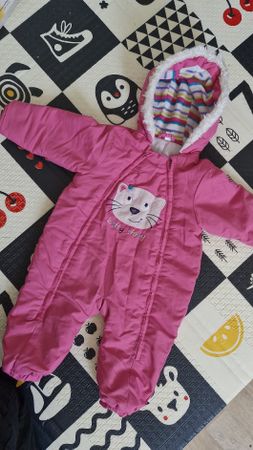 Baby Schneeanzug rosa mit Kapuze Motiv Kitty Story 74